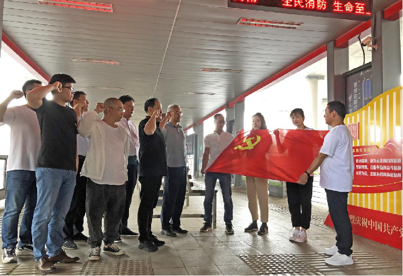 赫喆团支部组织召开“老党员重温入党誓词”主题活动